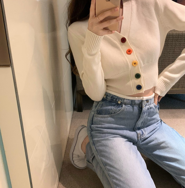 Áo cardigan crop-top với jean cạp cao