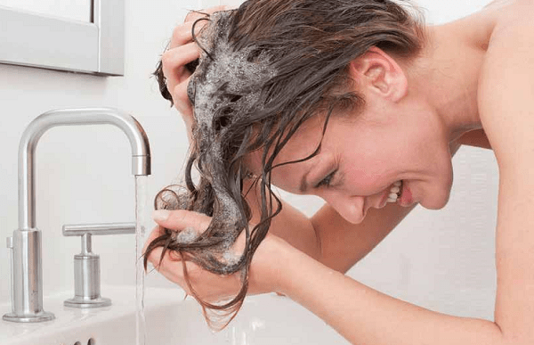 Gội đầu sạch sau khi nhuộm tóc